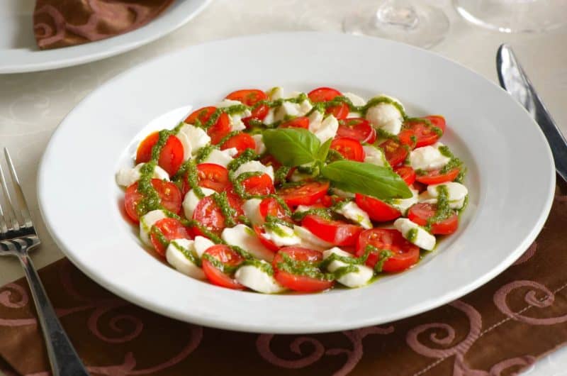 Mary Berry Caprese Salad Recipe – Juicy Tomatoes, Creamy Mozzarella, and Summer Simplicity on a Plate
