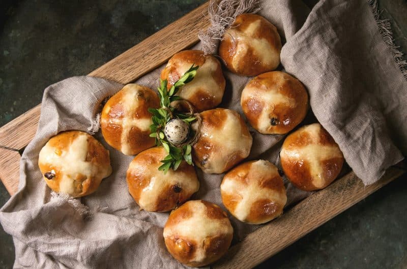 Mary Berry Hot Cross Buns Recipe – Soft, Spiced, and Comfortingly Traditional