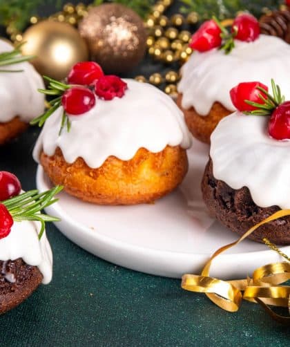 Mini Christmas cakes with decorations