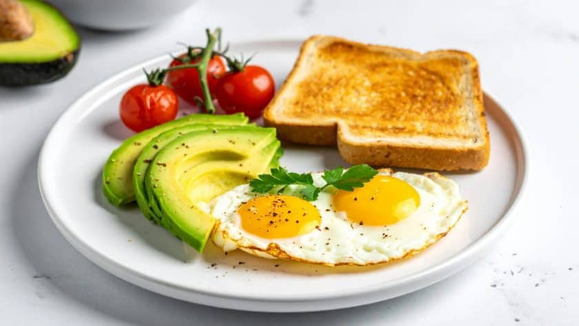eating an ideal high-protein breakfast