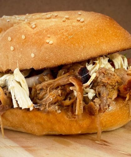 Pulled pork sandwich with toppings