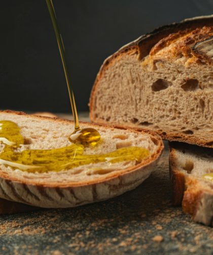 Sliced bread drizzled with olive oil